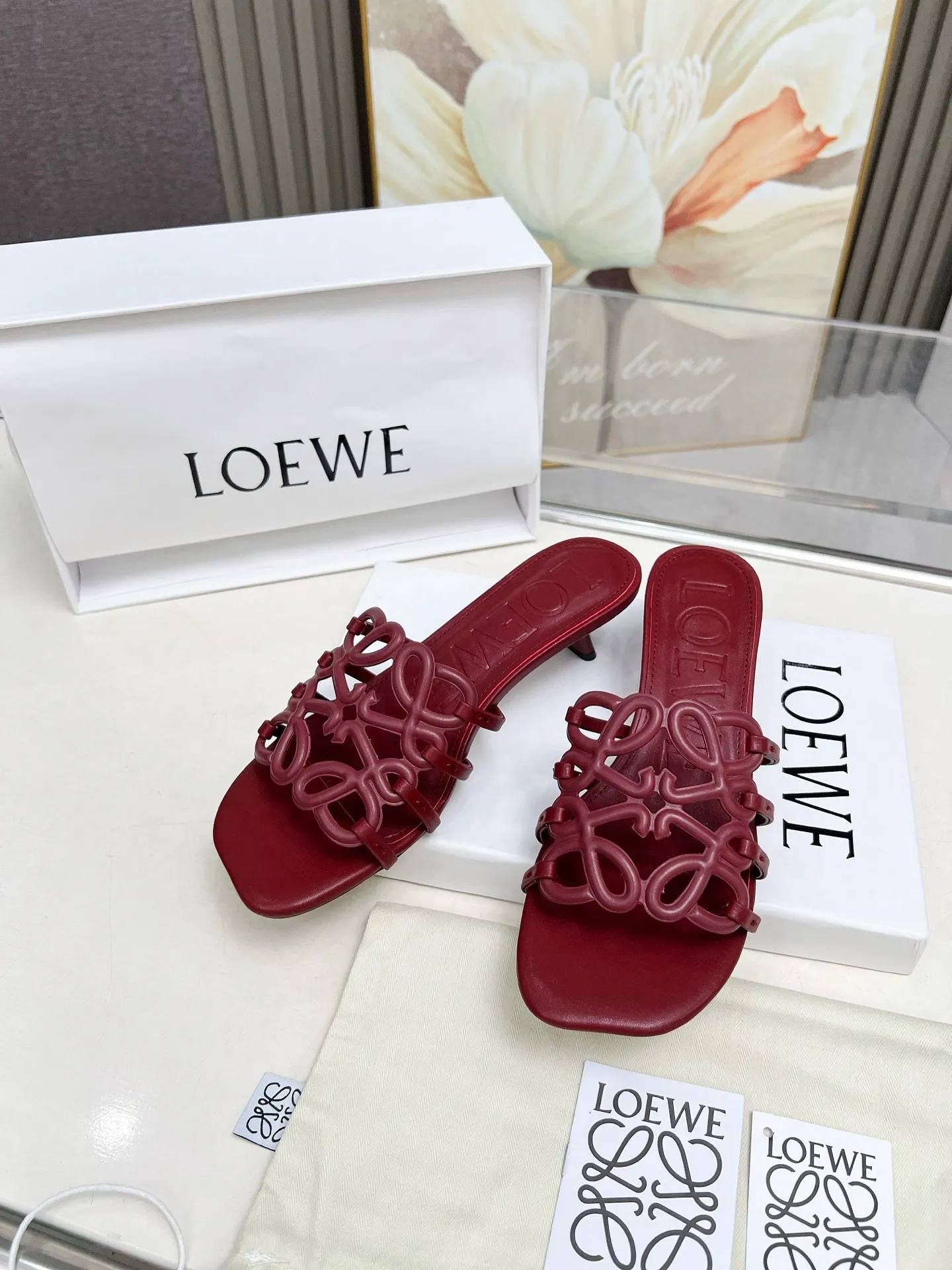 👟👟Ex-factory price 500👟👟 LOEWE 2025 SS summer limited edition hollow slippers, it is a very comprehensive noble fashion brand, highly recommended to all little fairies.   1⃣️Material: Imported cowhide 2⃣️Inner lining: Imported Italian lambskin, super soft and delicate 3⃣️Outsole: Imported Italian original original color genuine leather outsole Heel height 4.5 4⃣️Code number: 35 to 39 (40.41.42.43. Customized)